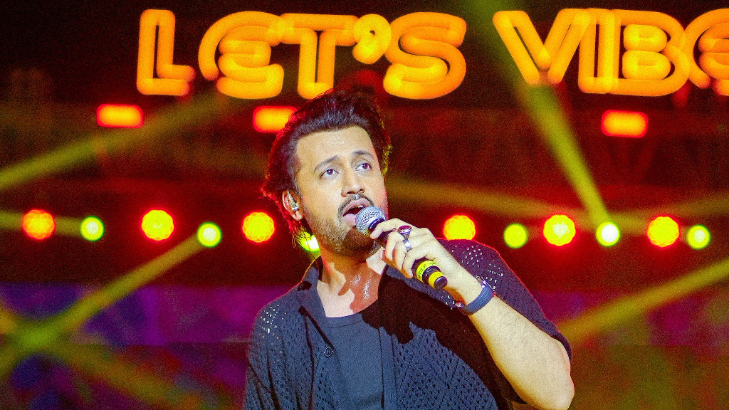 আবারও ঢাকায় গাইতে আসছেন আতিফ আসলাম আবারও ঢাকায় গাইতে আসছেন আতিফ আসলাম