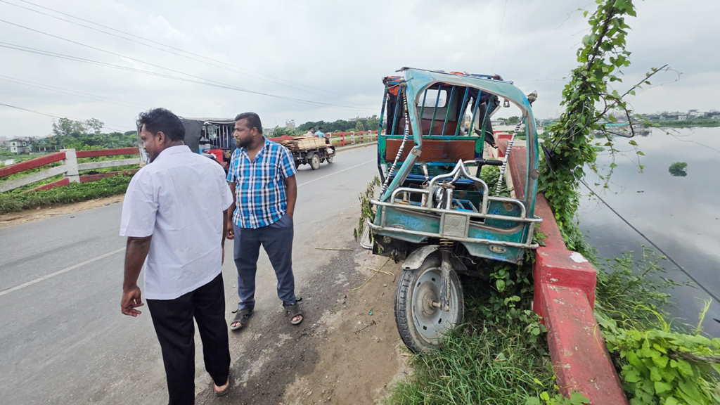 টঙ্গীতে বাসের ধাক্কায় অটোরিকশাচালক নিহত, আহত ৩