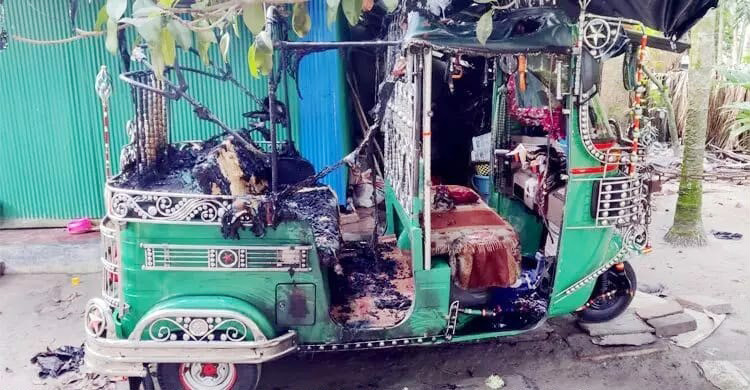 বিয়ের প্রস্তাব প্রত্যাখ্যান করায় অটোরিকশায় অগ্নিসংযোগের অভিযোগ