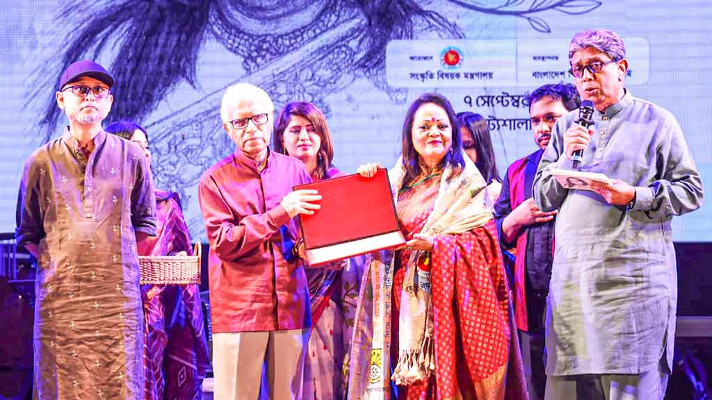 গানের পাখিকে সম্মাননা