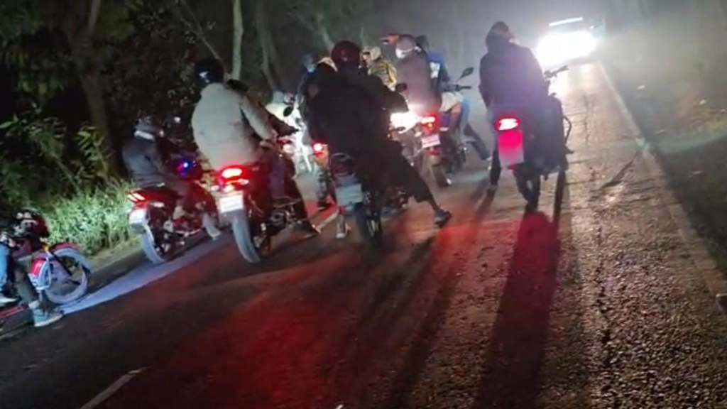 মাদারীপুরে গাছ ফেলে মহাসড়ক অবরোধ, পুলিশ দেখে পালাল আওয়ামী লীগ নেতা-কর্মীরা