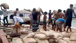 বরিশালে কোস্ট গার্ডের জাহাজের ধাক্কায় গমবোঝাই কার্গোয় ফাটল