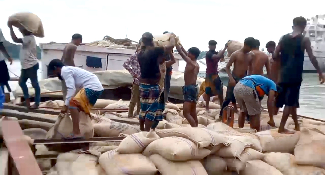 বরিশালে কোস্টগার্ডের জাহাজের ধাক্কায় গমবোঝাই কার্গোয় ফাটল