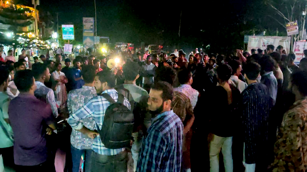 ববি শিক্ষার্থী নিহতের প্রতিবাদ: আবারও বরিশাল-কুয়াকাটা মহাসড়ক অবরোধ