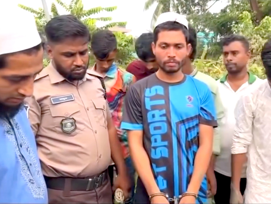 দেড় ঘণ্টা প্যারোলে মুক্তি পেয়ে মায়ের জানাজায় শ্রমিক লীগ নেতা