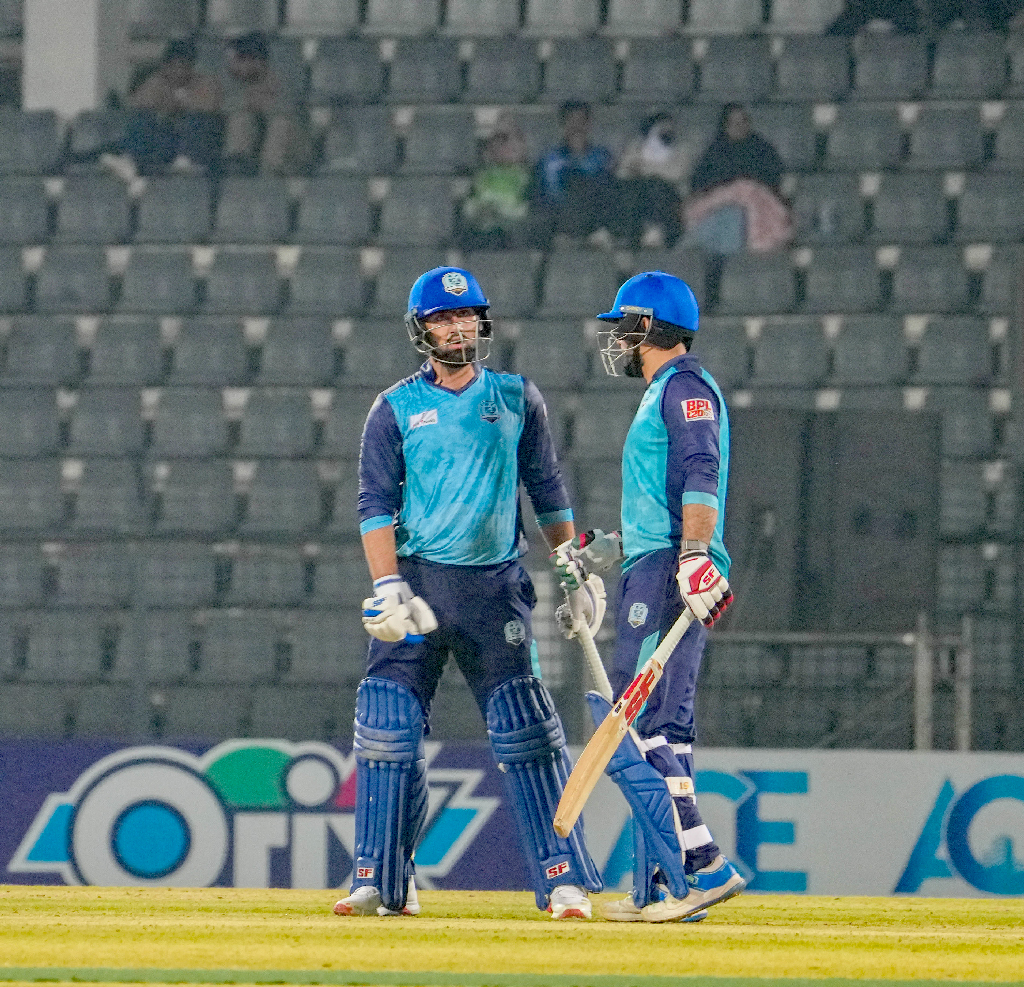 বাবার মোহাম্মদ নবির সঙ্গে ব্যাটিংয়ে হাসান ইসাখিল। ছবি: বিসিবি