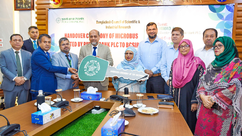 BCSIR-কে মাইক্রোবাস উপহার দিল পূবালী ব্যাংক