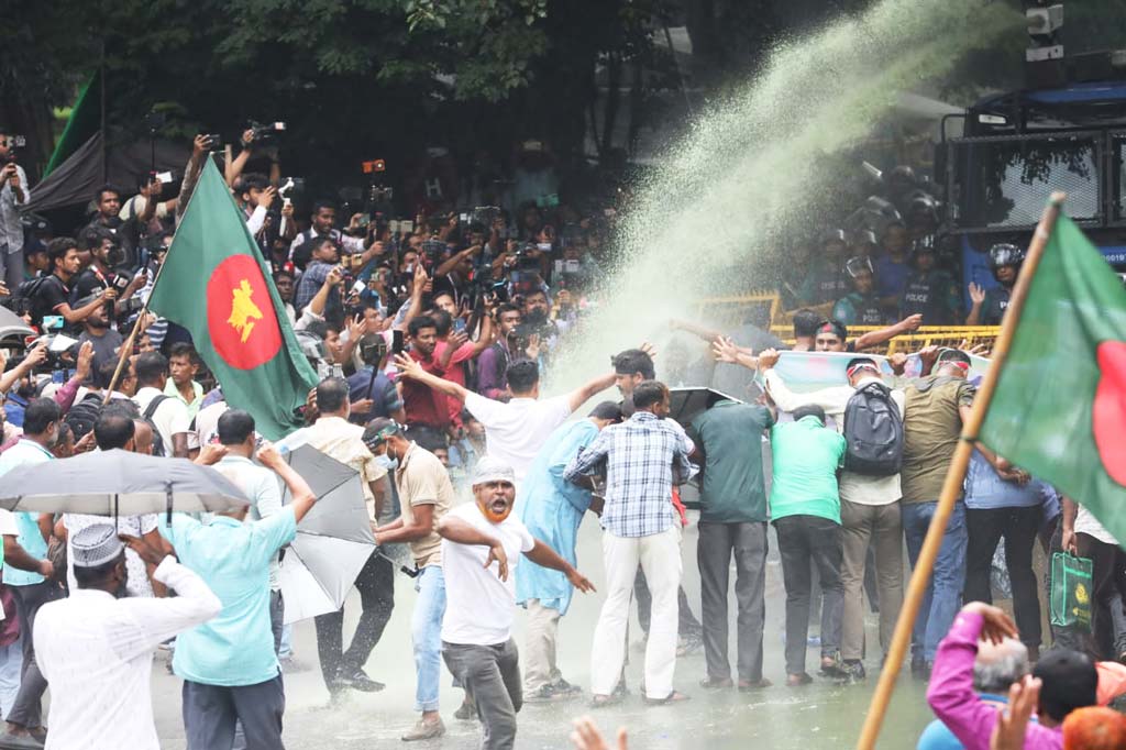 প্রধান উপদেষ্টার বাসভবন যমুনার সামনে অবস্থানরত বিডিআর সদস্যদের ছত্রভঙ্গ করতে সাউন্ড গ্রেনেড ও পানি নিক্ষেপ করে আইনশৃঙ্খলা বাহিনী। ছবি: জাহিদুল ইসলাম
