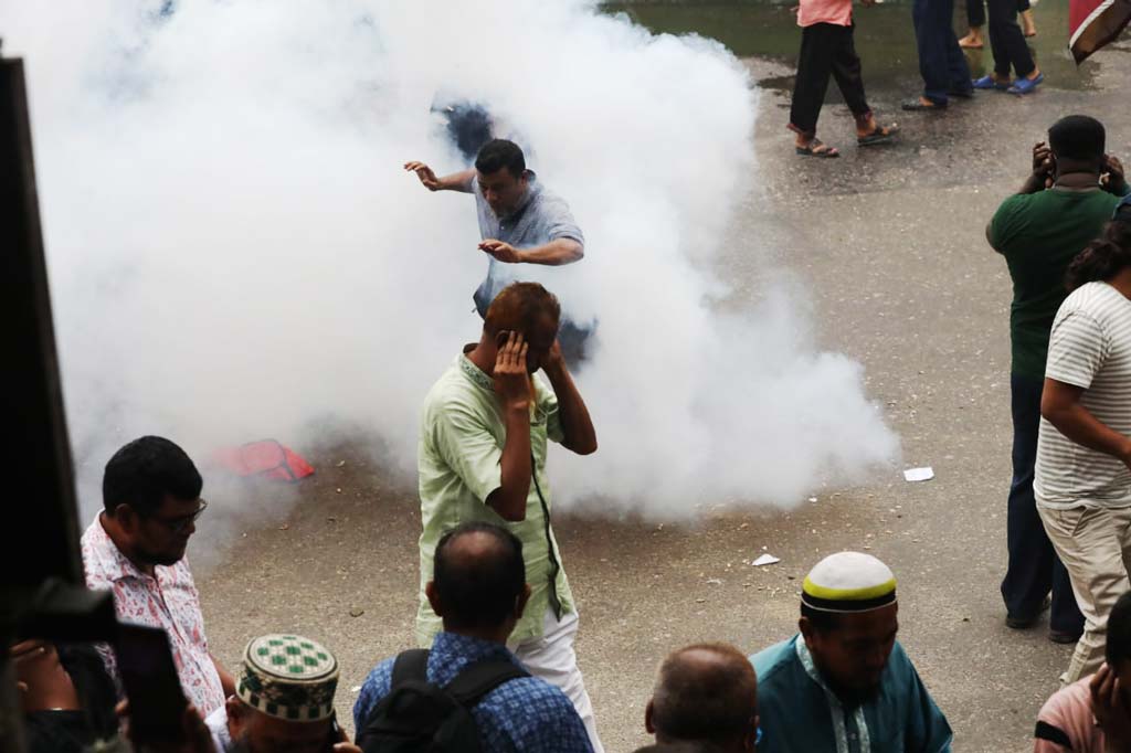 প্রধান উপদেষ্টার বাসভবন যমুনার সামনে অবস্থানরত বিডিআর সদস্যদের ছত্রভঙ্গ করতে সাউন্ড গ্রেনেড ও পানি নিক্ষেপ করে আইনশৃঙ্খলা বাহিনী। ছবি: জাহিদুল ইসলাম