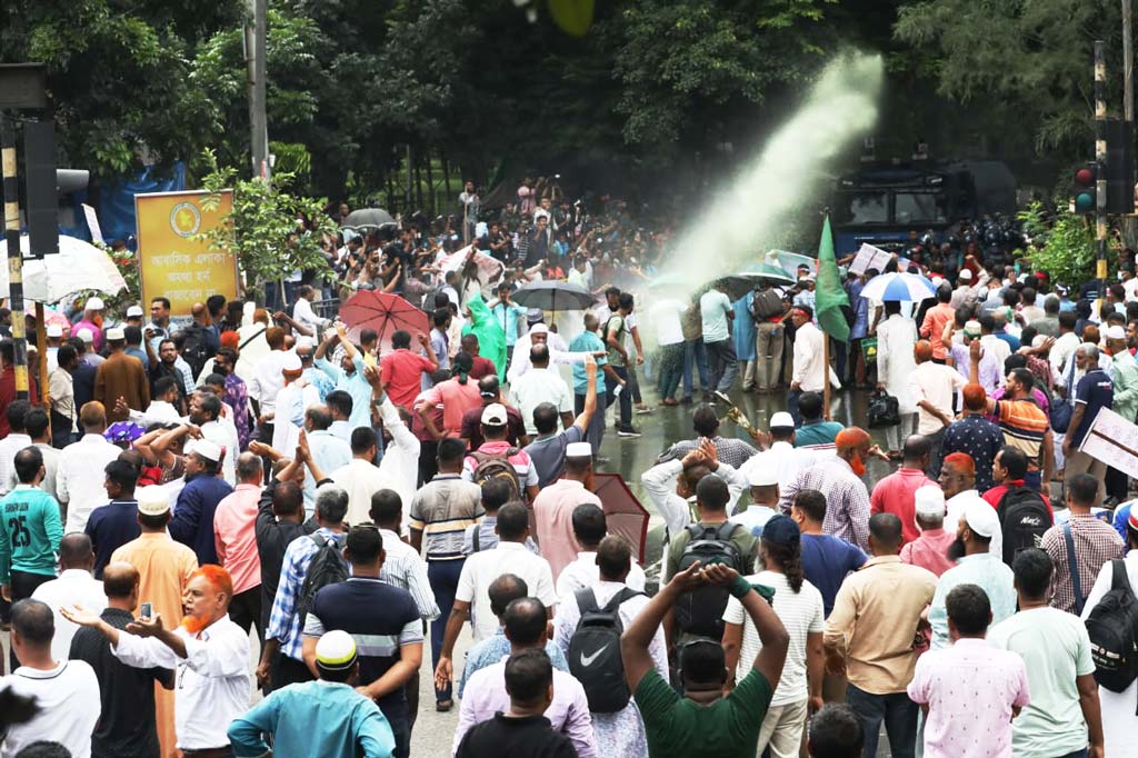 প্রধান উপদেষ্টার বাসভবন যমুনার সামনে অবস্থানরত বিডিআর সদস্যদের ছত্রভঙ্গ করতে সাউন্ড গ্রেনেড ও পানি নিক্ষেপ করে আইনশৃঙ্খলা বাহিনী। ছবি: জাহিদুল ইসলাম