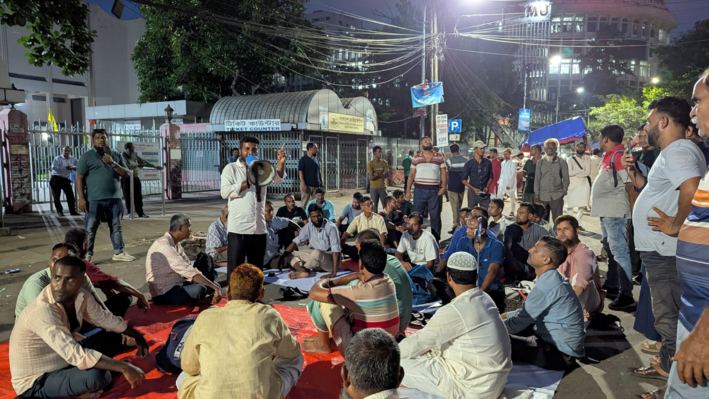 প্রধান উপদেষ্টার দপ্তরে চাকরিচ্যুত বিডিআর সদস্যদের স্মারকলিপি