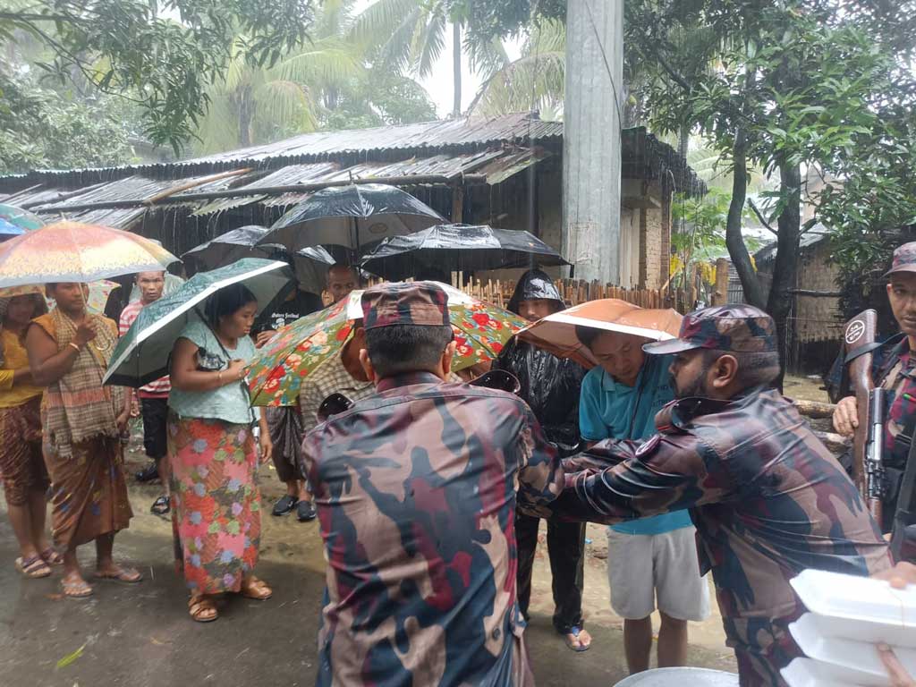 বান্দরবানে বন্যার্তদের পাশে বিজিবি, শতাধিক পর্যটককে উদ্ধার