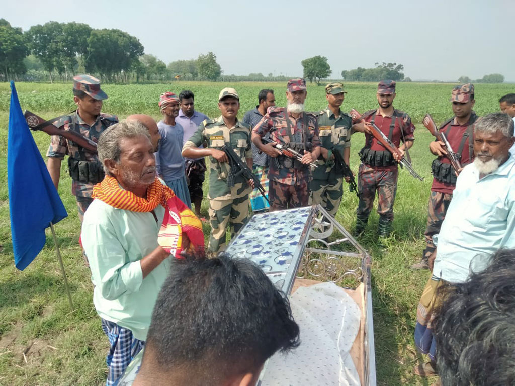 সীমান্তে শূন্যরেখায় দাঁড়িয়ে শেষবার মায়ের মুখ দেখলেন ২ মেয়ে