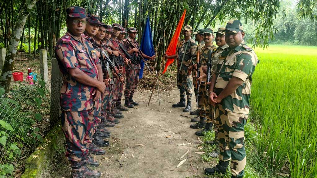 আন্তঃসীমান্ত অপরাধ দমনে পাটগ্রাম সীমান্তে বিজিবি-বিএসএফ পতাকা বৈঠক