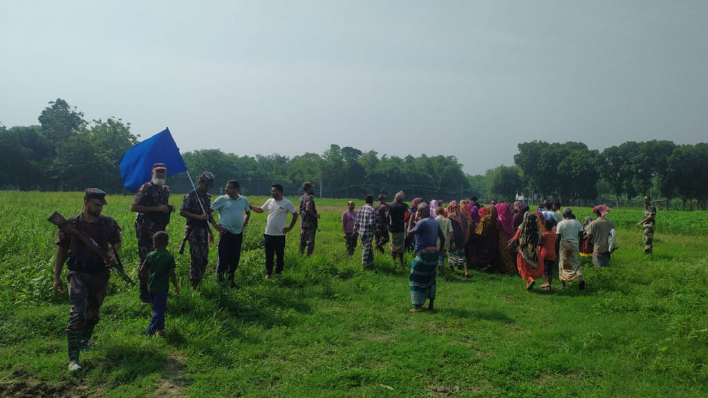 সীমান্তে শূন্যরেখায় দাঁড়িয়ে শেষবার মায়ের মুখ দেখলেন ২ মেয়ে
