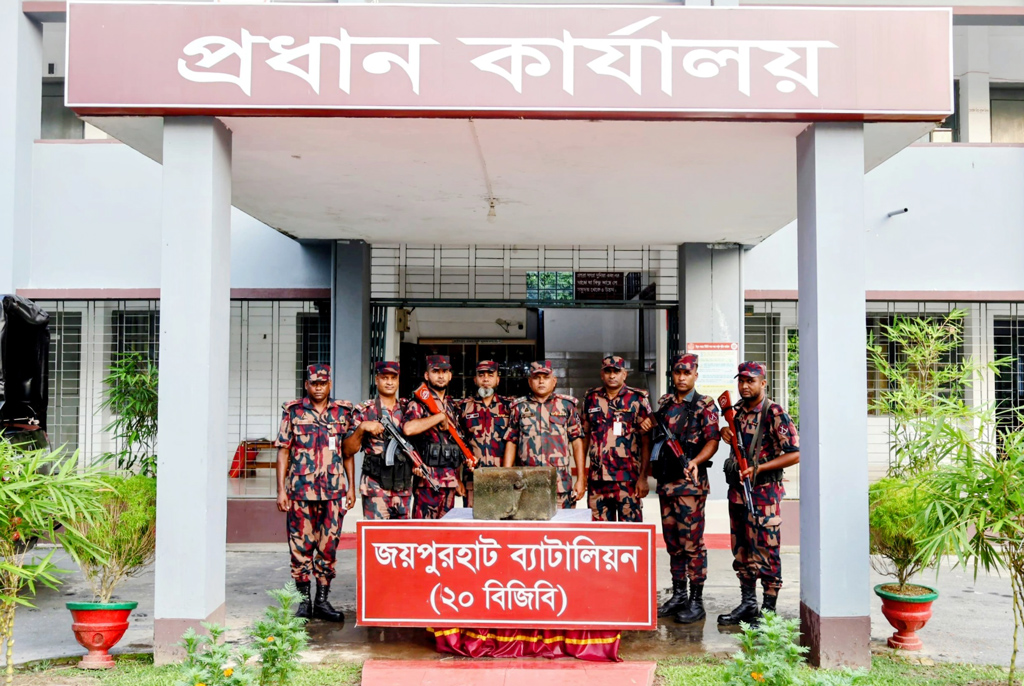 জয়পুরহাটে ৩২০ কেজির বেলেপাথরের পিলার উদ্ধার
