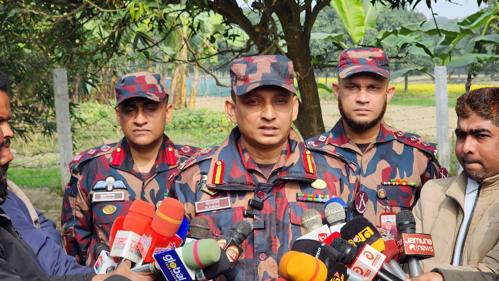 সীমান্ত দিয়ে আসা অস্ত্র দেশের নিরাপত্তার জন্য হুমকি: বিজিবির রাজশাহী সেক্টর কমান্ডার