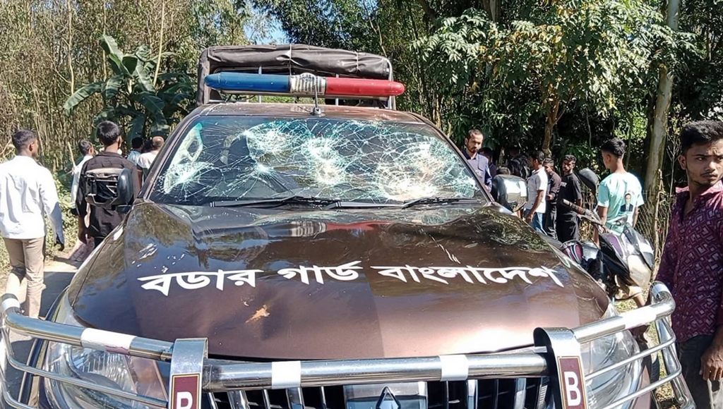 অবৈধ ইটভাটায় অভিযানে বাধা ও বিজিবির গাড়ি ভাঙচুর, ছাত্রদল নেতাসহ আটক ৫