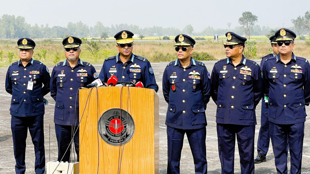 বগুড়া বিমানবন্দর পরিদর্শনে বিমানবাহিনী প্রধান, দ্রুত চালুর আশ্বাস