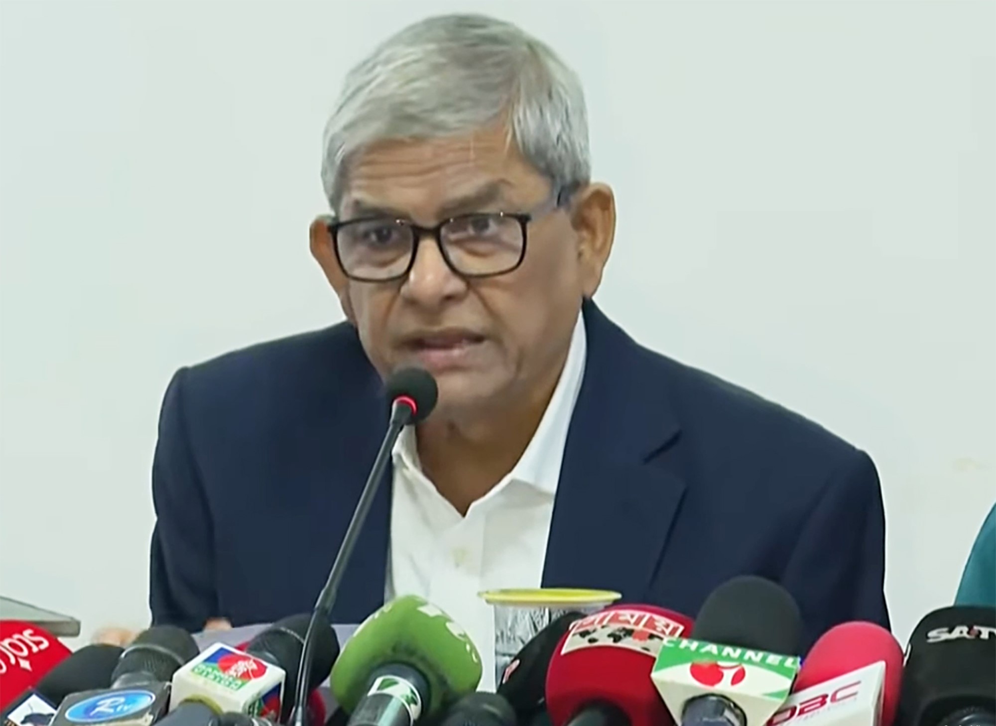 আজ বৃহস্পতিবার (৩০ অক্টোবর ২০২৫) রাজধানীর গুলশানে চেয়ারপারসন কার্যালয়ে আয়োজিত সংবাদ সম্মেলনে বিএনপির মহাসচিব মির্জা ফখরুল ইসলাম আলমগীর। ছবি: আজকের পত্রিকা