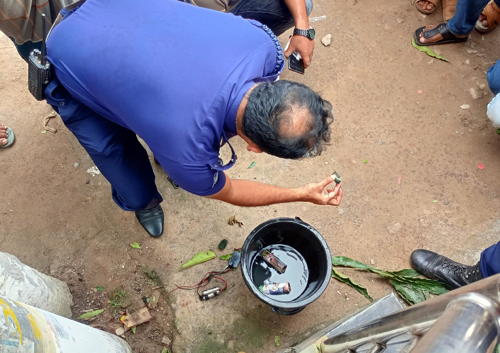 গাংনীতে বিএনপি অফিসের কাছে বোমা বিস্ফোরণ