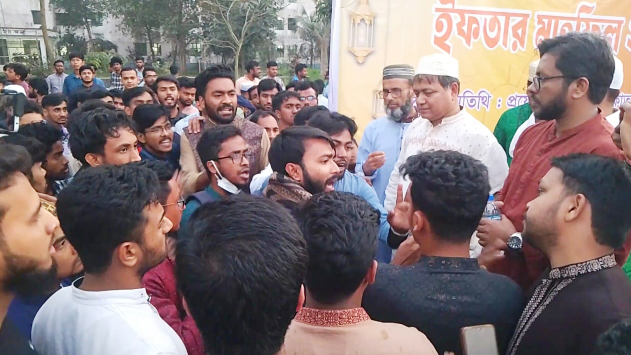 ইফতার না পেয়ে বেরোবির শিক্ষার্থীদের ক্ষোভ, উপাচার্যের দুঃখপ্রকাশ