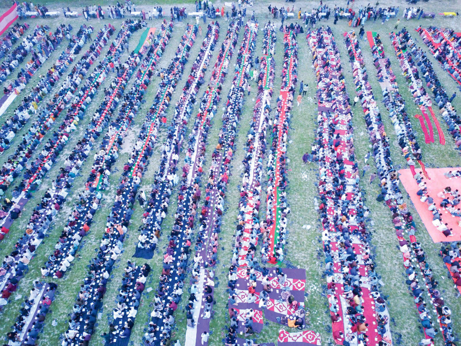 বেগম রোকেয়া বিশ্ববিদ্যালয়ে সম্প্রীতির ইফতার শিক্ষার্থীদের