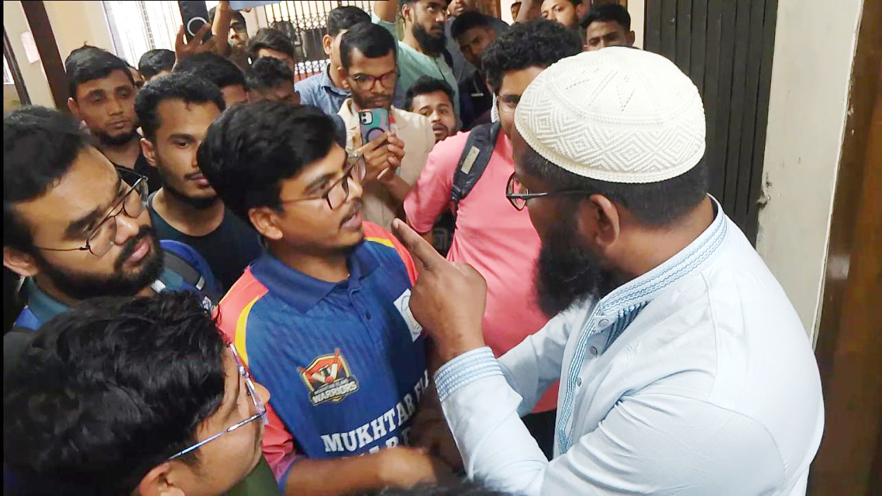 বেরোবিতে জাতীয়তাবাদী ফোরামের কর্মসূচি, প্রতিবাদ করায় শিক্ষার্থীদের সঙ্গে বাগ্‌বিতণ্ডা