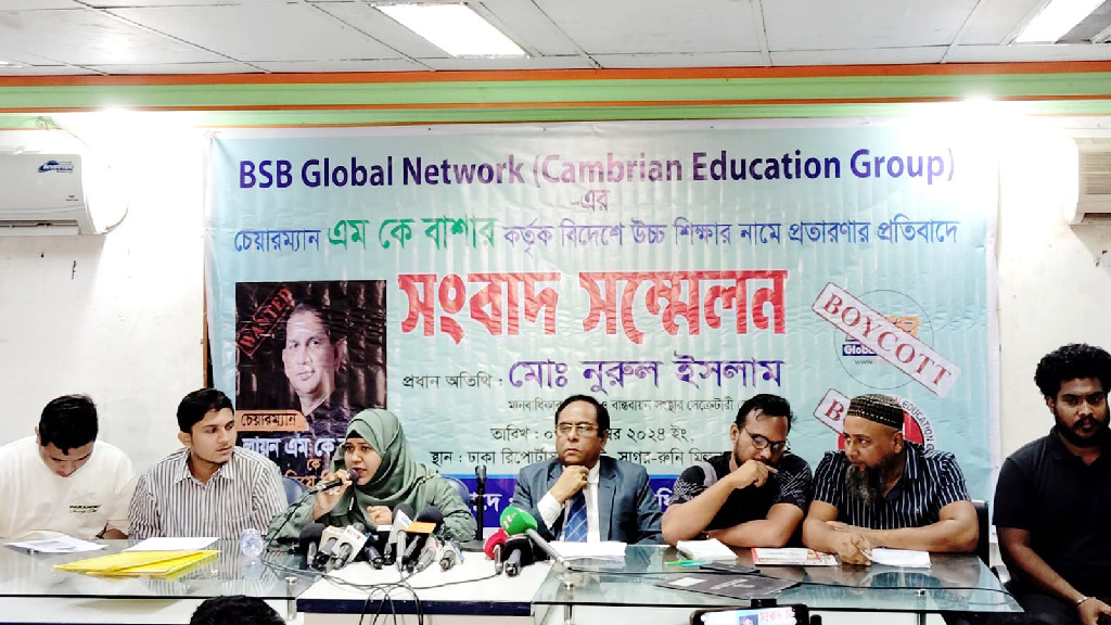 সংবাদ সম্মেলনে বক্তব্য দেন ভুক্তভোগীরা। ছবি: আজকের পত্রিকা