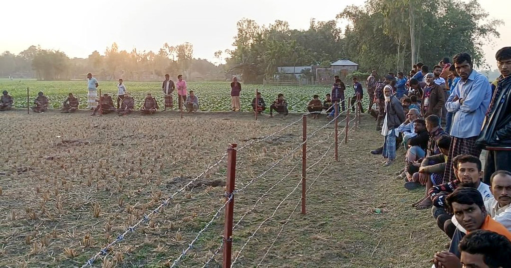 শূন্যরেখার শেষ প্রান্তে বিএসএফের বেড়া নির্মাণ, পাটগ্রাম সীমান্তে উত্তেজনা