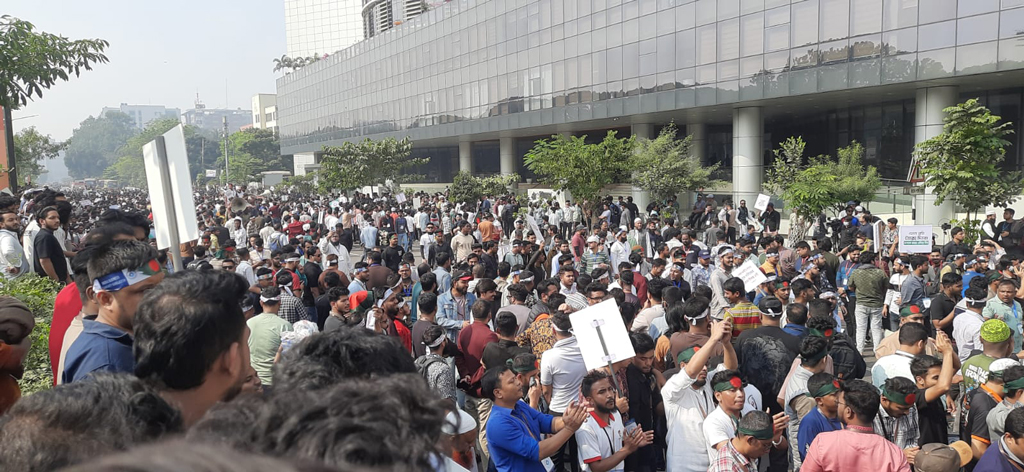 বিটিআরসি ভবনে অবরুদ্ধ শতাধিক কর্মকর্তা-কর্মচারী, সমস্যা সমাধানে চলছে বৈঠক