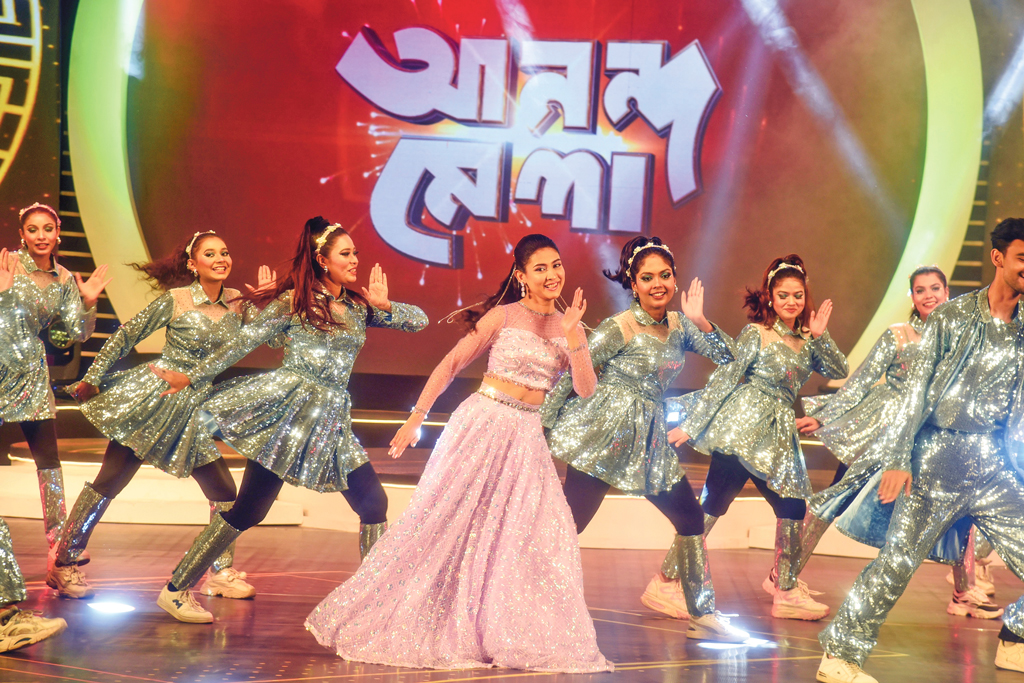 নাচ-গান ও কমেডিতে সাজানো ‘আনন্দমেলা’