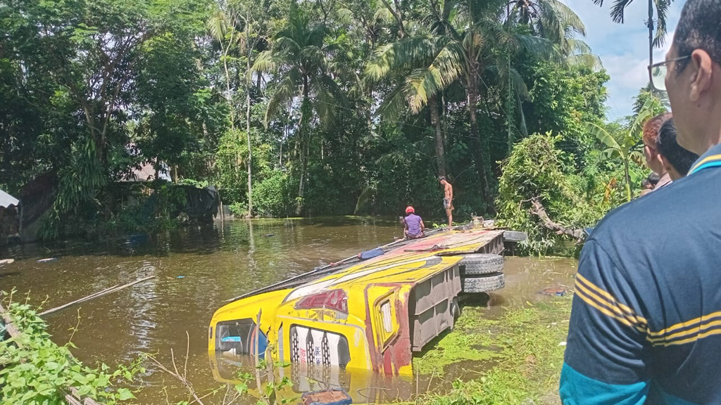 বরিশালে মাহিন্দ্রাকে সাইড দিতে গিয়ে যাত্রীবাহী বাস খাদে