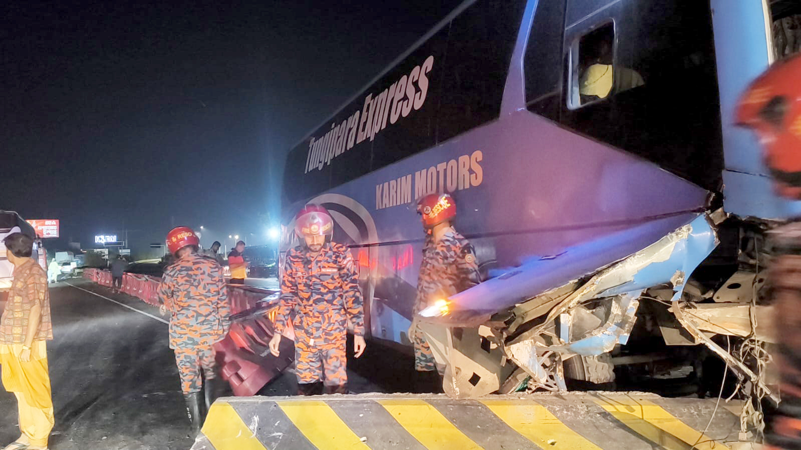 ঢাকা-মাওয়া এক্সপ্রেসওয়েতে নিয়ন্ত্রণ হারিয়ে ডিভাইডারে বাস, আহত কয়েকজন