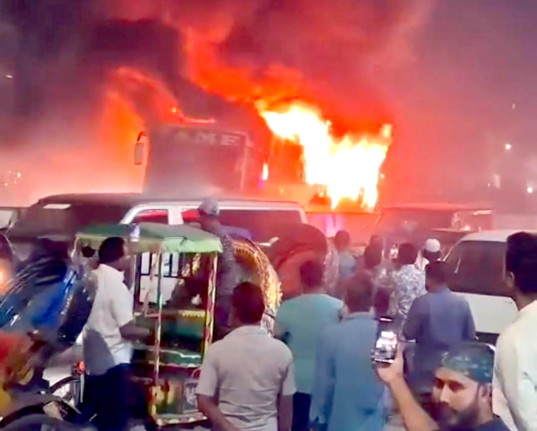 ধোলাইপাড়ে চলন্ত বাসে আগুন