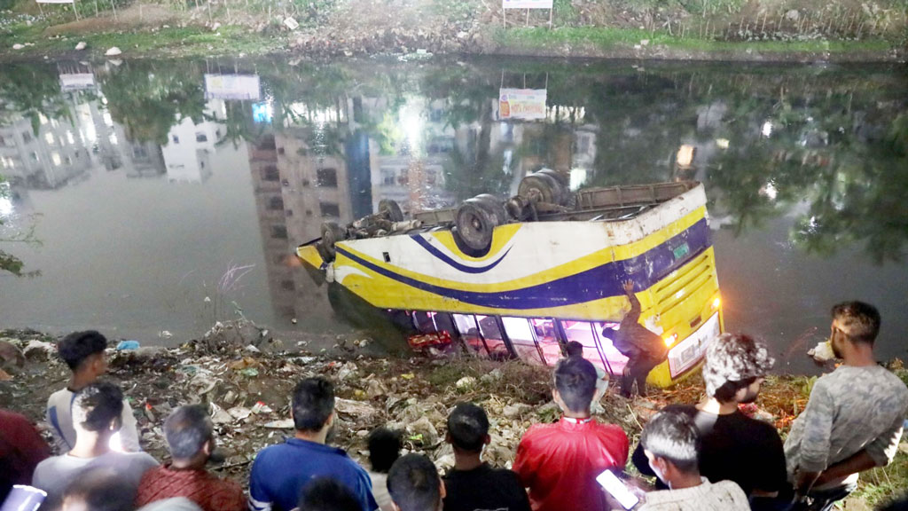 তর্কাতর্কির মধ্যে বাস উল্টে বনশ্রী খালে, চালকের  ‘ইচ্ছাকৃত’ বলে যাত্রীদের অভিযোগ