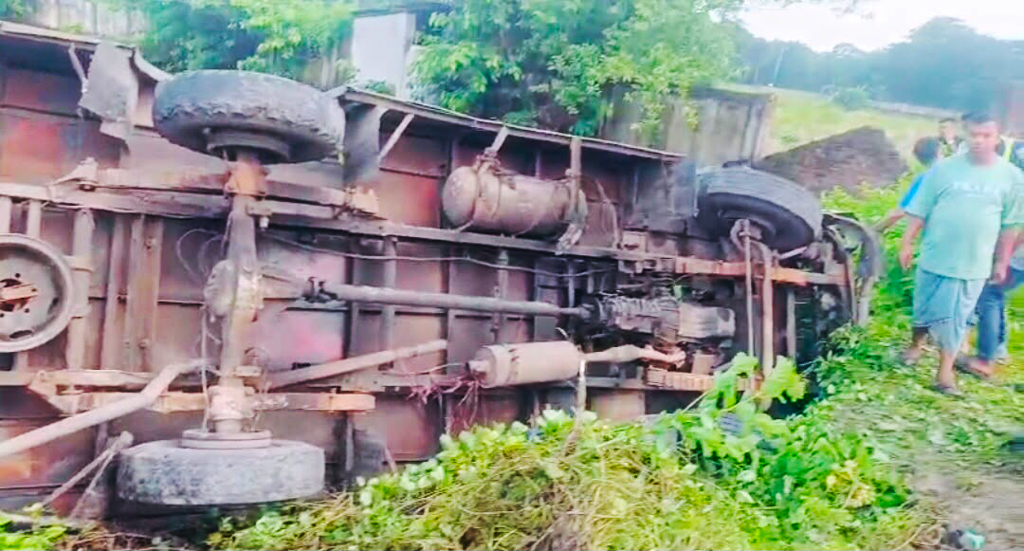 চট্টগ্রামে বাস নিয়ন্ত্রণ হারিয়ে খাদে, আহত ১০