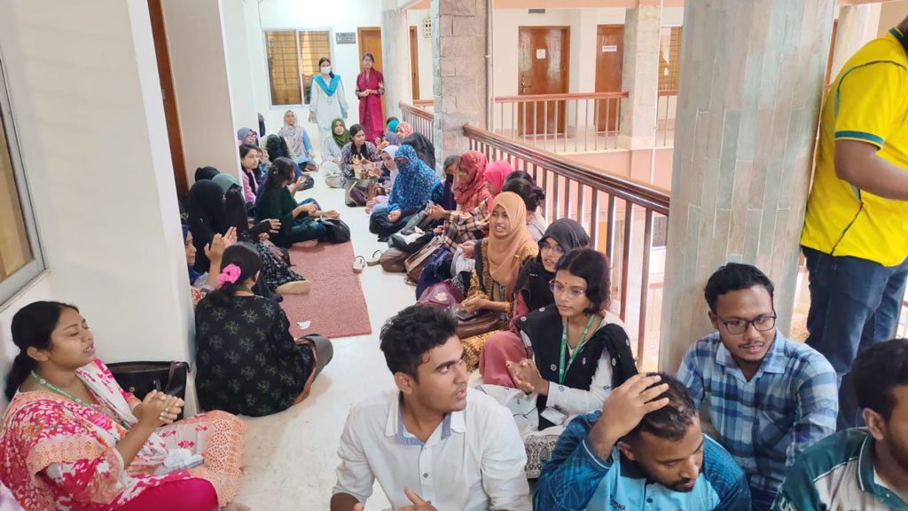 শিক্ষকের অপসারণ দাবিতে বরিশাল বিশ্ববিদ্যালয়ে শিক্ষার্থীদের অনশন