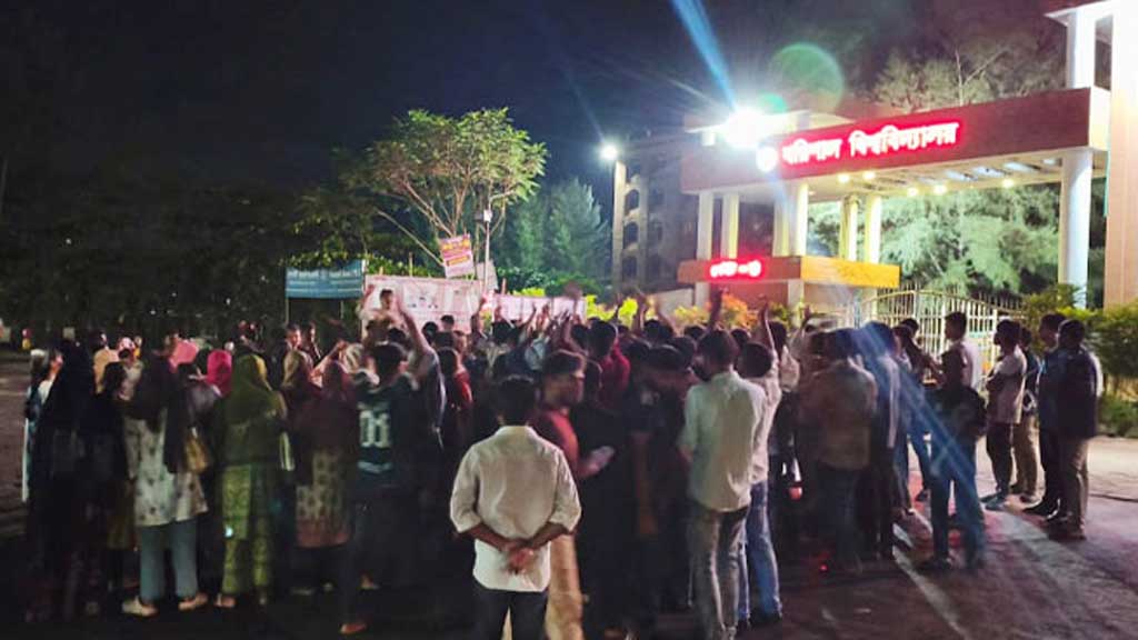 সড়ক দুর্ঘটনায় আহত ববি ছাত্র মারা গেছেন, শিক্ষার্থীদের বরিশাল-কুয়াকাটা মহাসড়ক অবরোধ