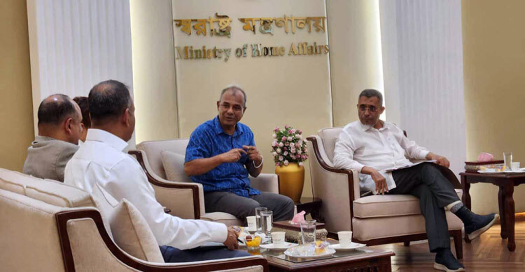 স্বরাষ্ট্র উপদেষ্টার সঙ্গে বৈঠক করেন সাবেক স্বরাষ্ট্র প্রতিমন্ত্রী লুৎফুজ্জামান বাবর। ছবি: সংগৃহীত