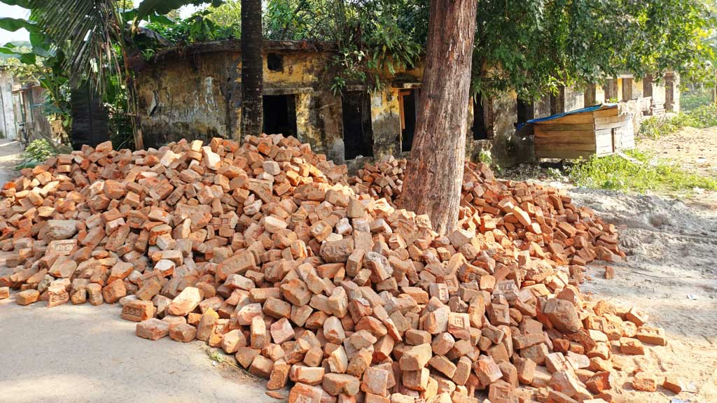 সরকারি রাস্তার ইট বিক্রির অভিযোগ বিএনপি-আ.লীগের দুই নেতার বিরুদ্ধে