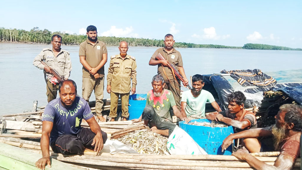 সুন্দরবনে ৫ জেলে আটক, মাছ ও জালসহ দুই নৌকা জব্দ