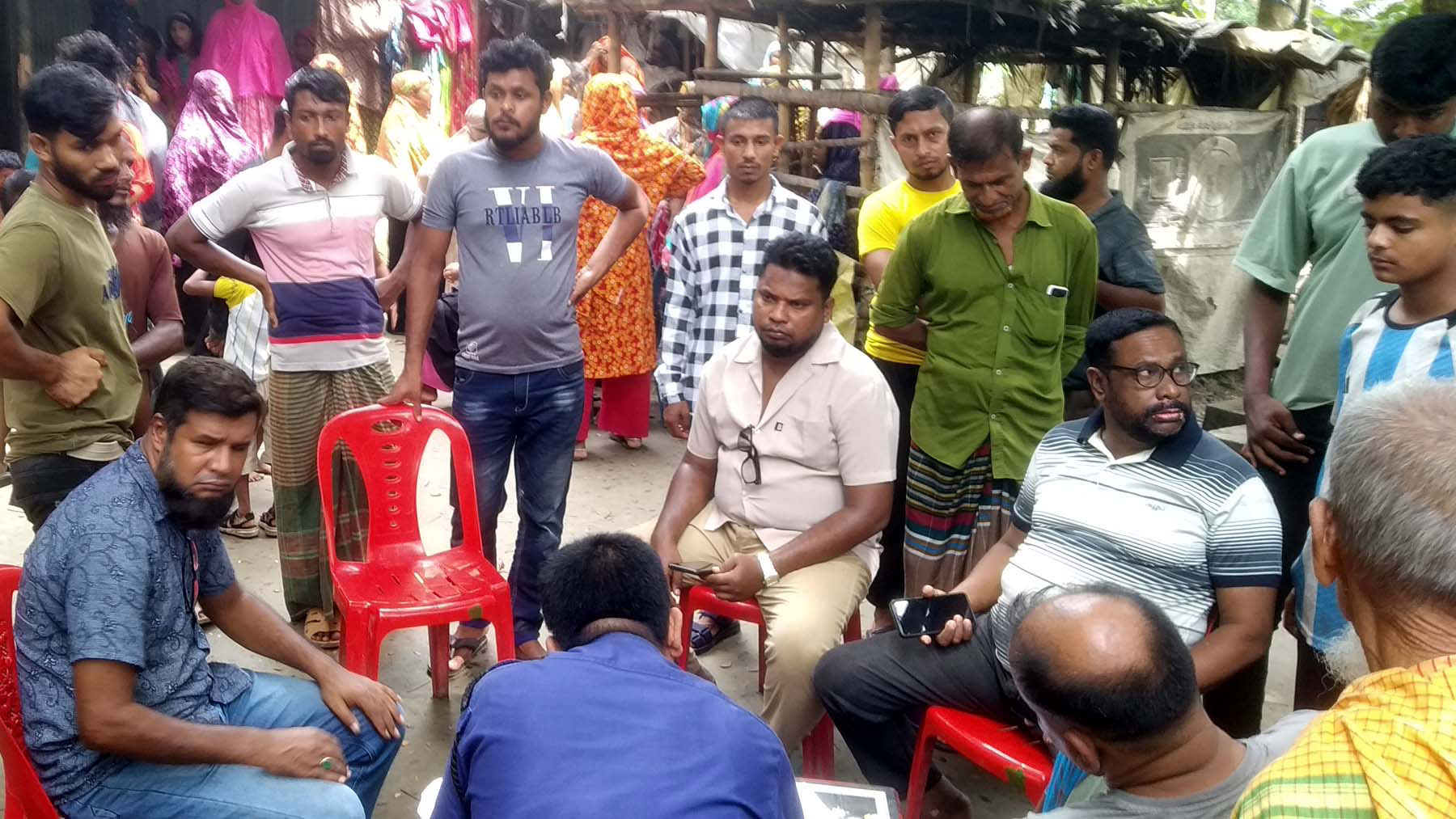 ঘুম থেকে জেগেই স্ত্রী-সন্তান দেখল ঘরে ঝুলছে সুজনের মরদেহ