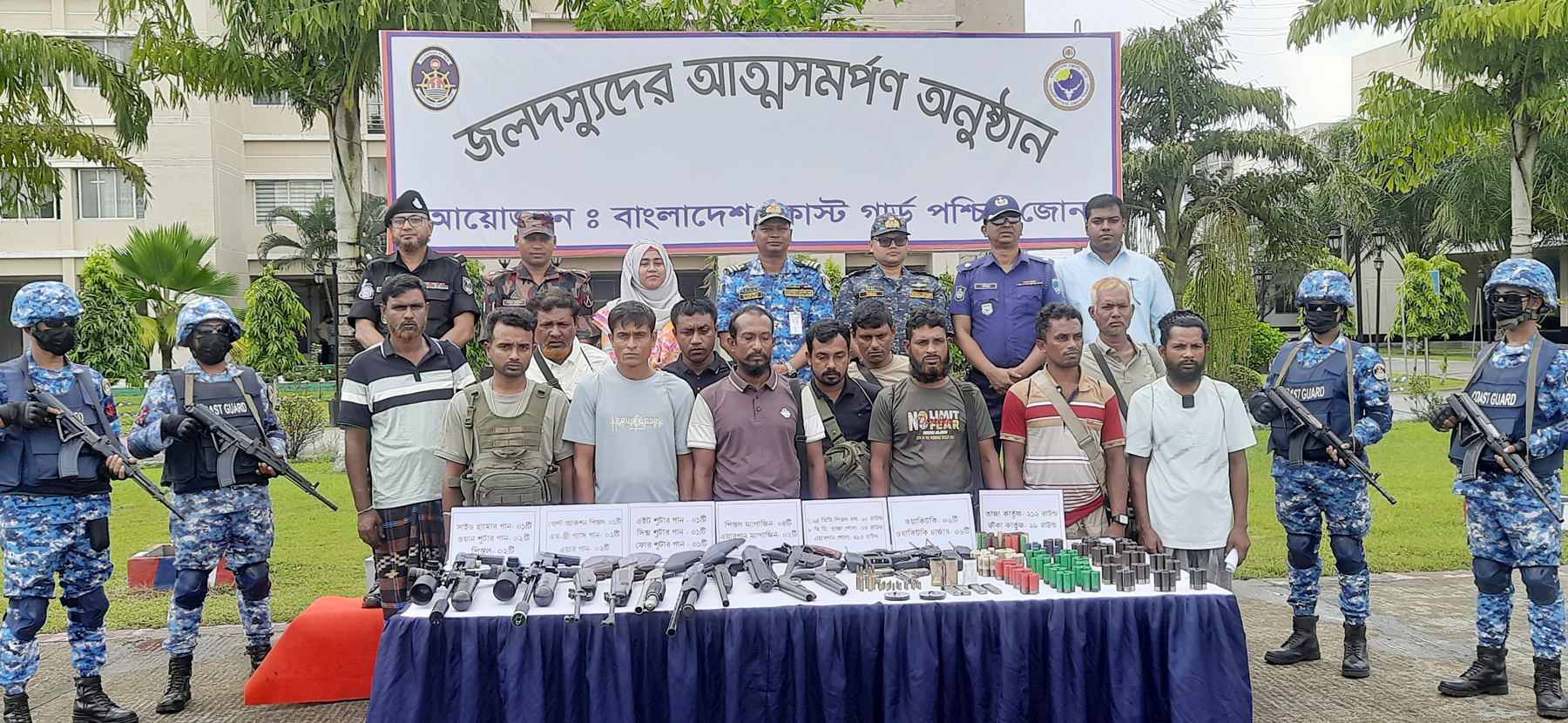 সুন্দরবনে নানা ভাই বাহিনীর প্রধানসহ ১২ ‘বনদস্যুর’ আত্মসমর্পণ