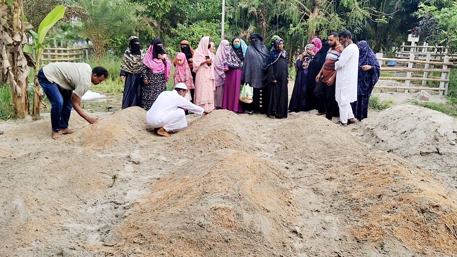 ‘মেয়েকে দাফন করে বাবা আসছেন জামাইয়ের কবর দেখতে’
