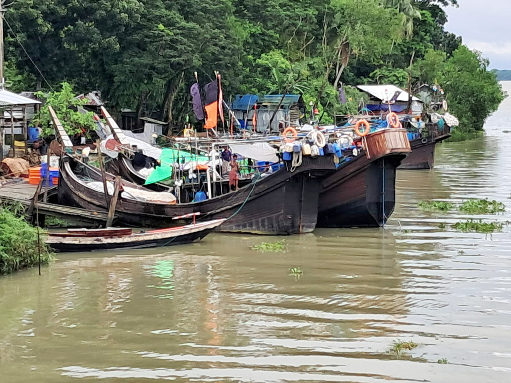বৈরী আবহাওয়ায় সুন্দরবনসহ উপকূলে আশ্রয় নিল কয়েক শ ফিশিং বোট