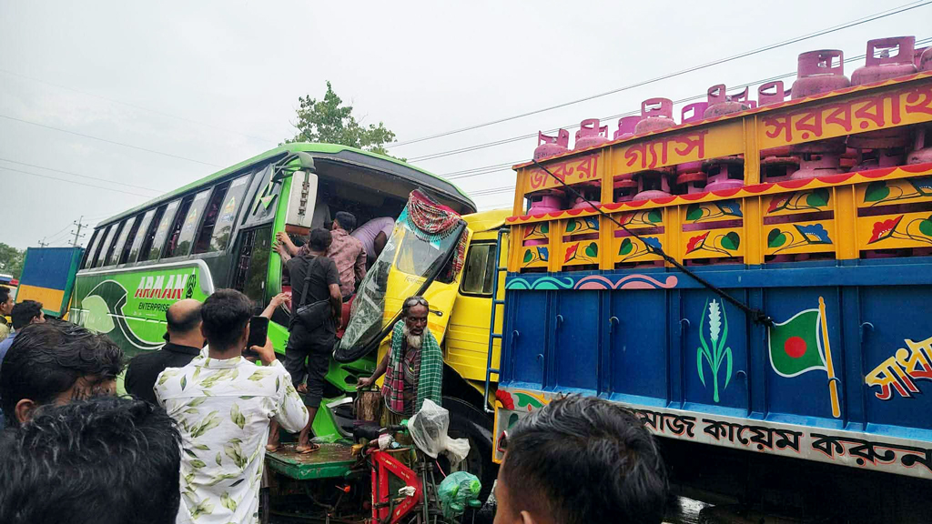 বাগেরহাটে যাত্রীবাহী বাস ও মালবাহী ট্রাকের মুখোমুখি সংঘর্ষ, আহত ৭