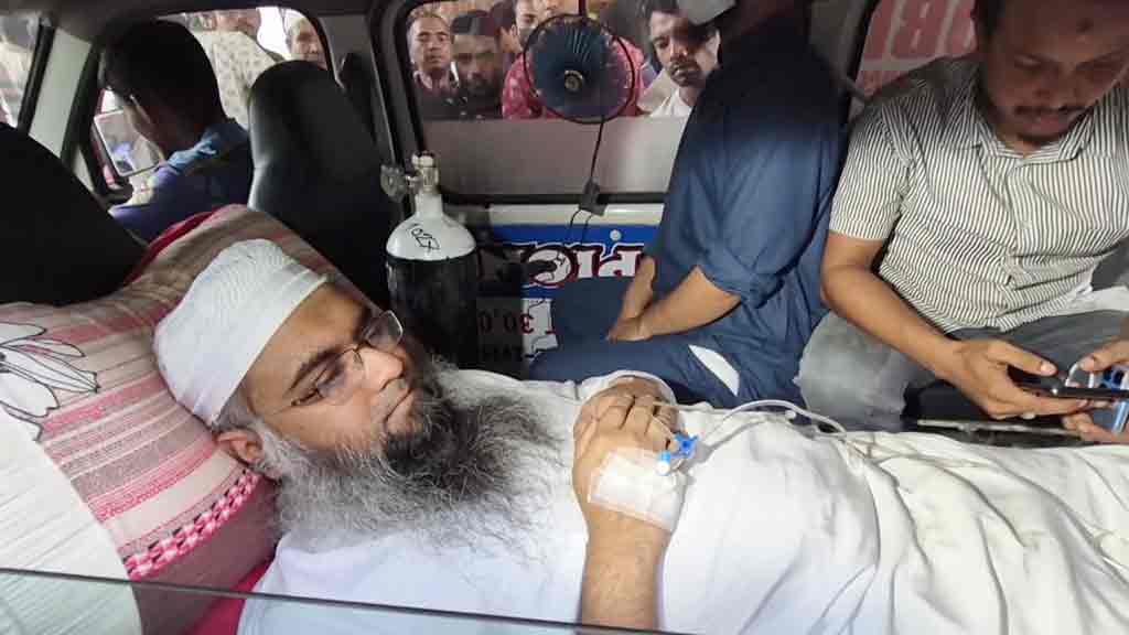 অ্যাম্বুলেন্সে আদালতে হাজিরা দিলেন সাবেক এনসিপি নেতা তানভীর