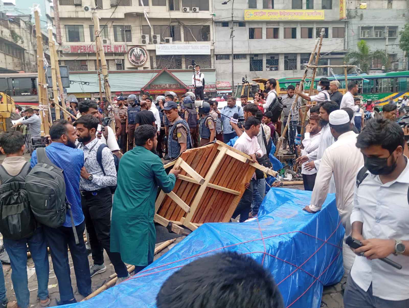 বায়তুল মোকাররমের দক্ষিণে ফুটপাত উচ্ছেদে হকারদের ক্ষোভ