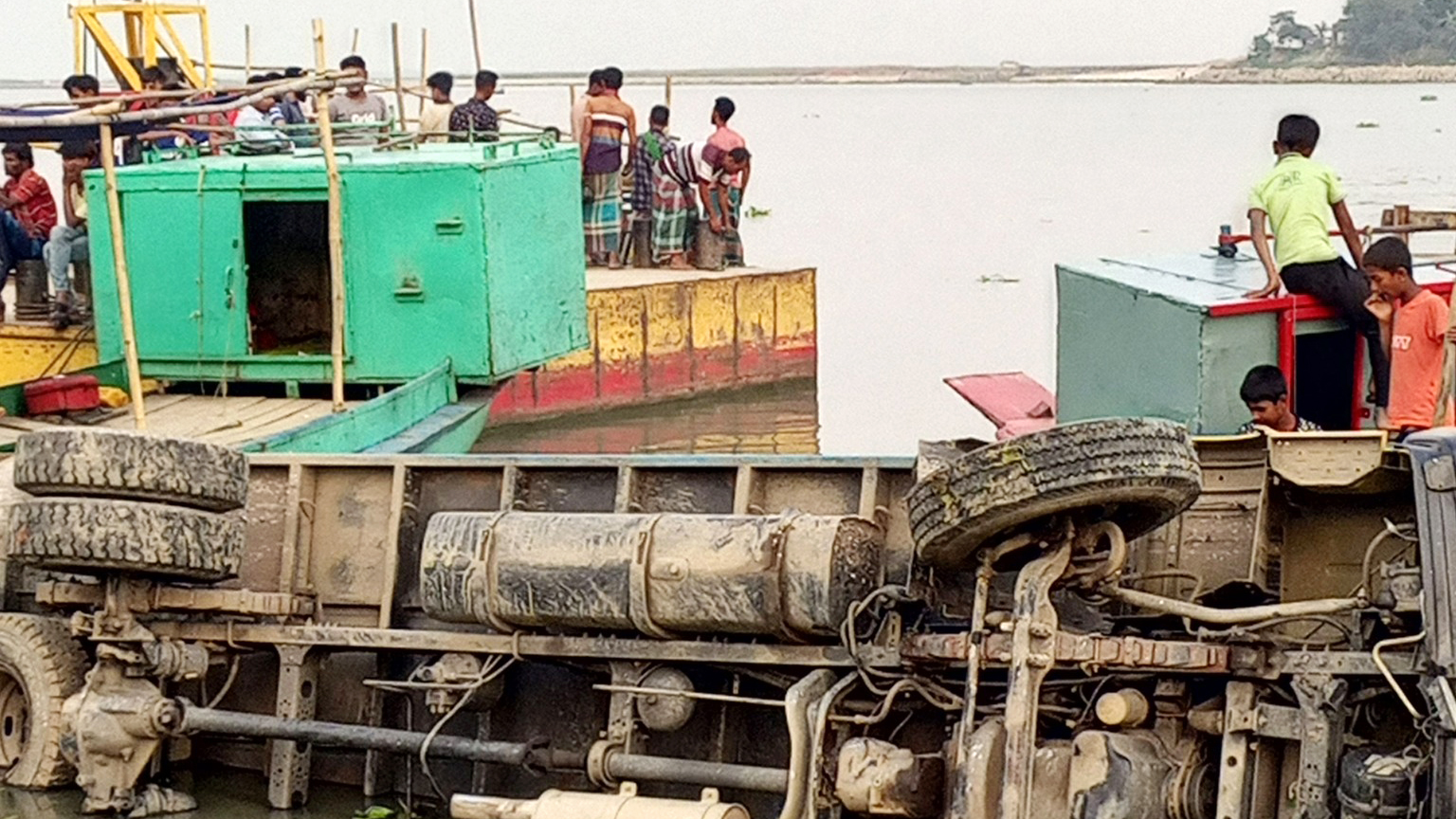 বাজিতপুরে ট্রাক নদীতে, পথচারীর মৃত্যু